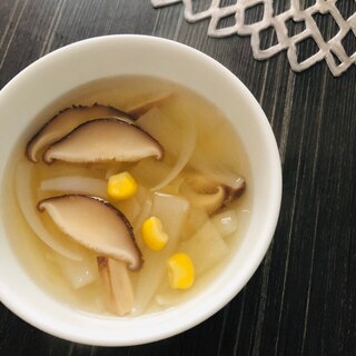 干し椎茸と新玉とコーンの洋風スープ